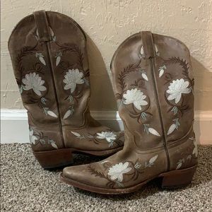 Shyanne Women’s Cowboy Boots size 6